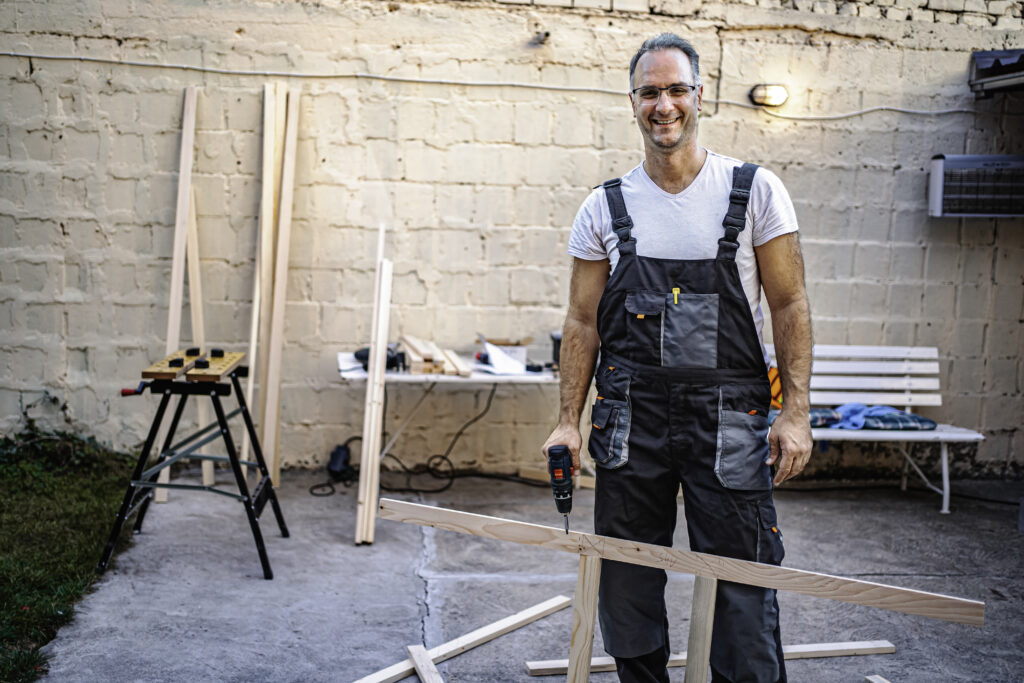 Técnico profesional realizando reparación en casa con destornillador eléctrico