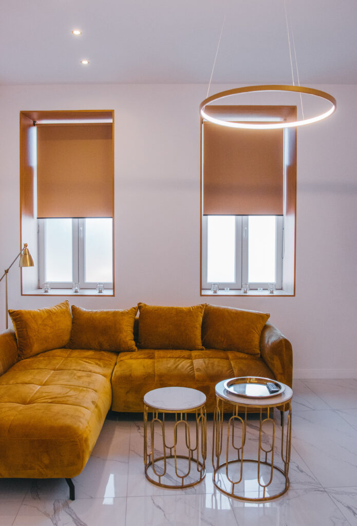 Interior de un apartamento moderno en Barcelona con persianas enrollables instaladas