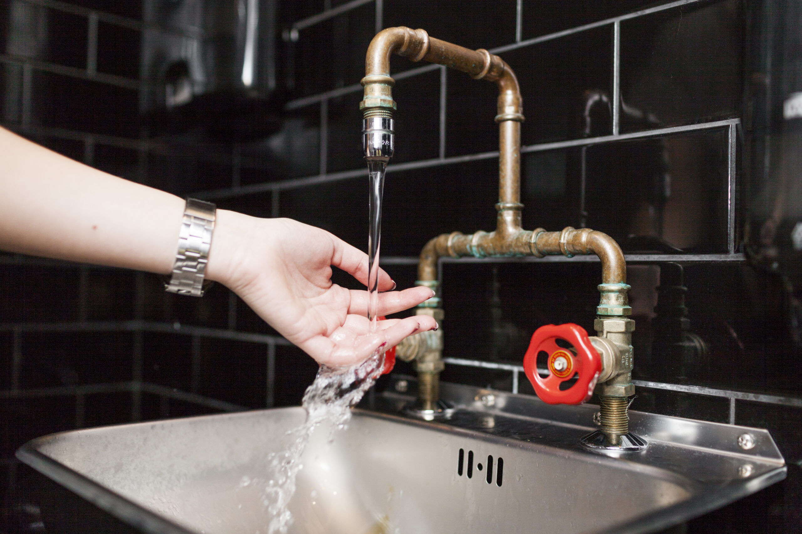 Reparando lavabo en Barcelona