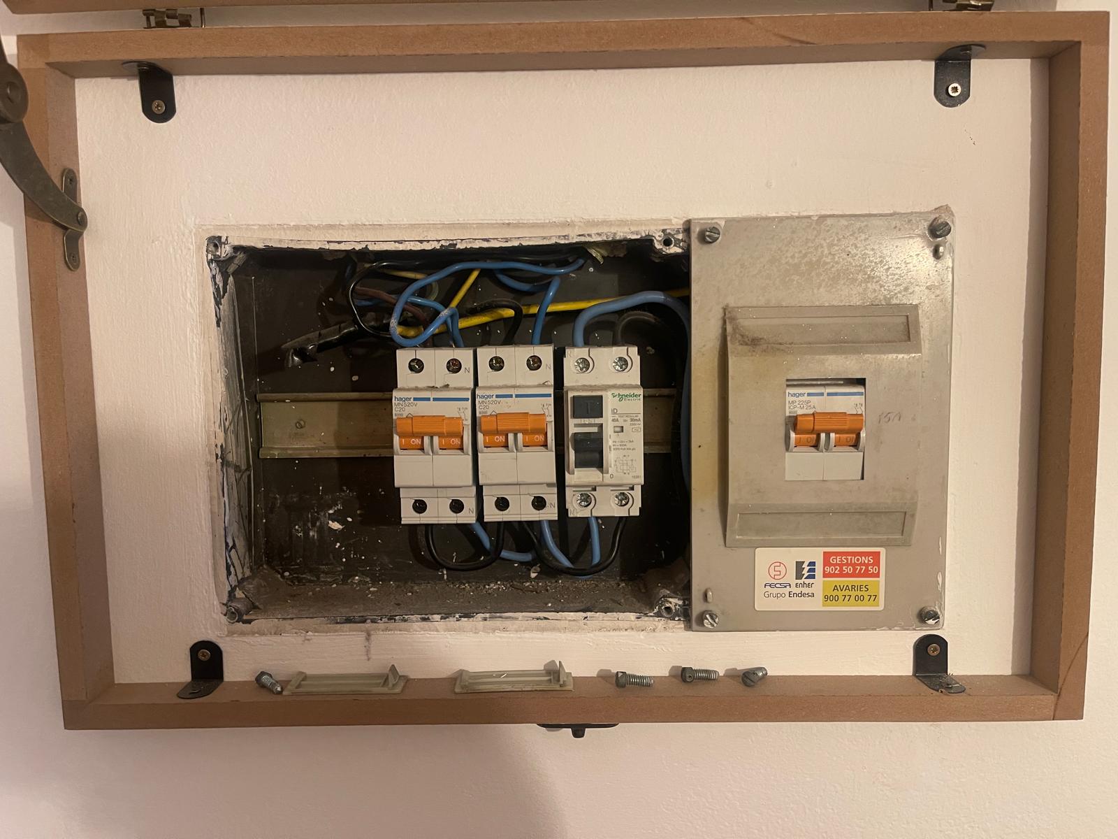 Inspección de conexiones y aislamiento en instalación eléctrica