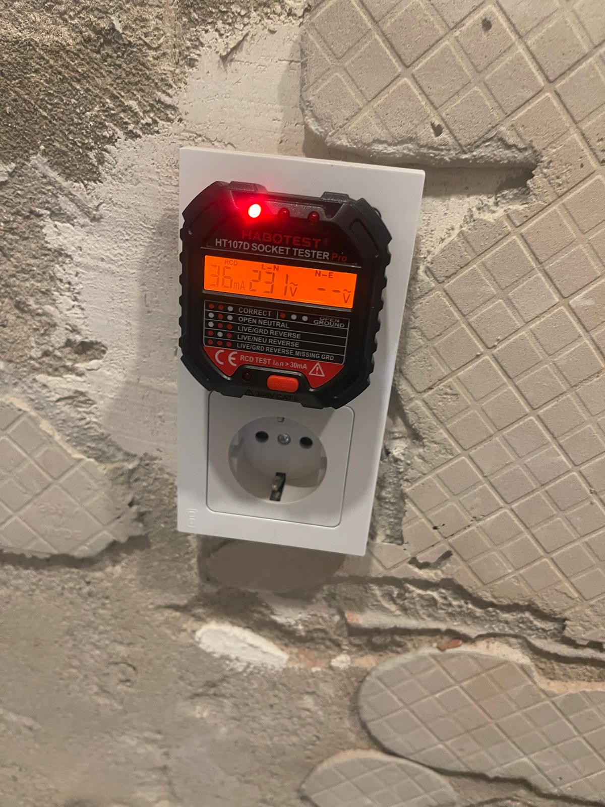 Electricista en Barcelona realizando instalación eléctrica profesional
