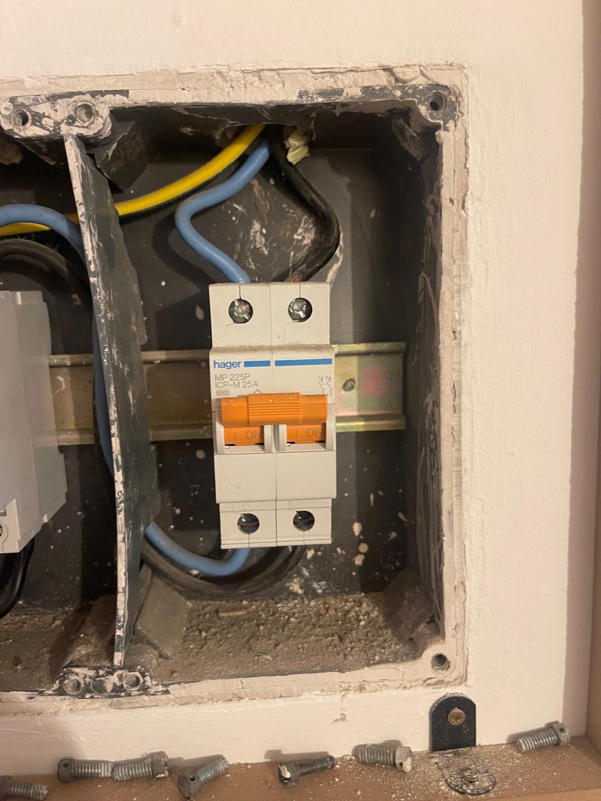 Revisión y ordenado de empalmes en cuadro eléctrico