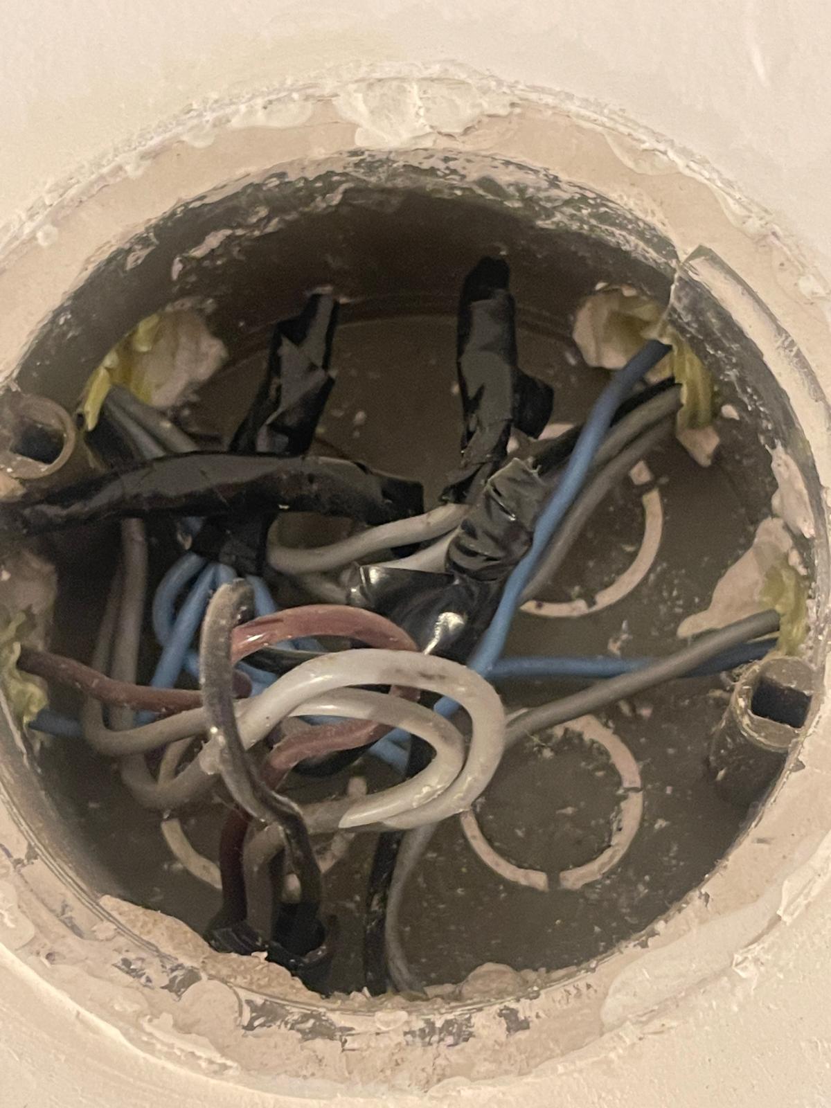 Detalle de instalación empotrada con canalización y cableado
