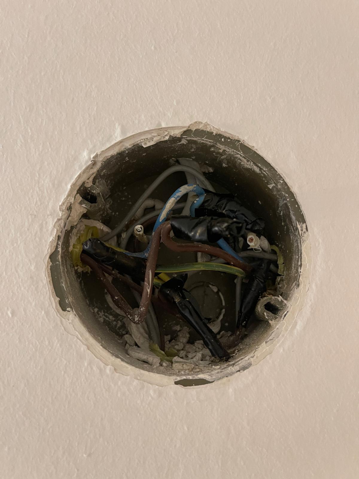 Prueba de toma de corriente con tester eléctrico RCD