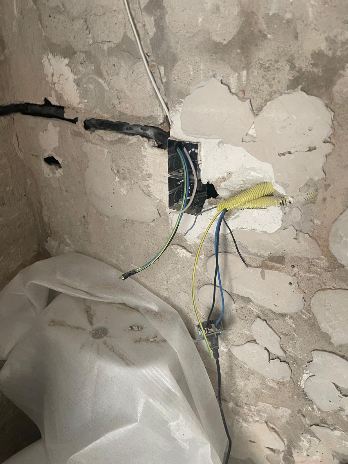 Instalación eléctrica empotrada en reforma de vivienda